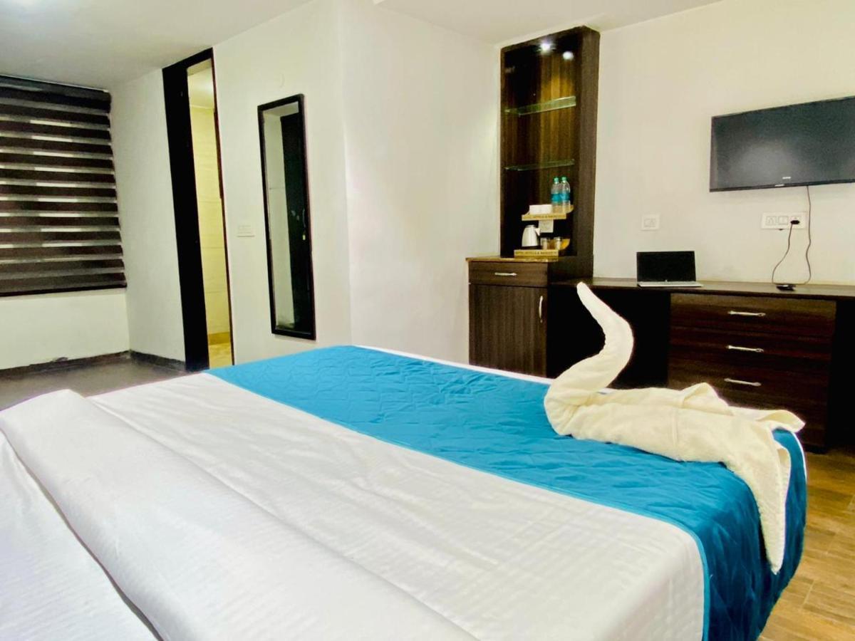 Qotel Hotel Rajouri Garden Above Ritu Marbles, Near Rajouri Garden Metro Station-Couple Friendly New Delhi Exterior photo